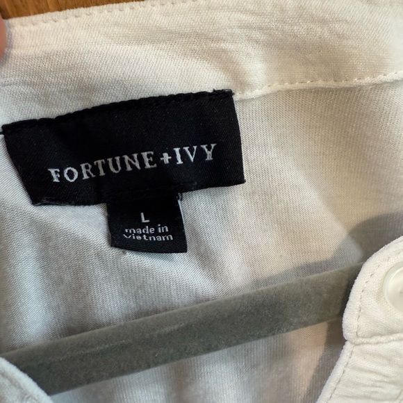 Elegant White Button-Down Blouse - Picture 3 of 4